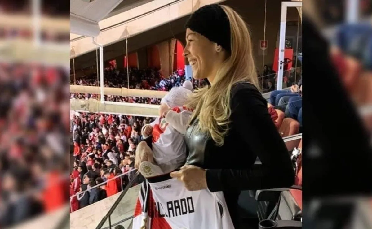El pequeño bebé fue al Monumental con su mamá, Geraldine La Rosa.