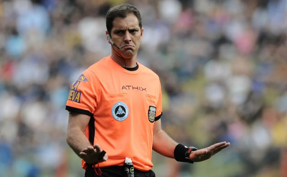 Fernando Echenique fue el árbitro suplente en Gimnasia y Esgrima La Plata 0- River 2. (FOTO: Getty)