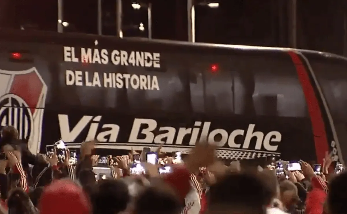 Cientos de hinchas alentaron a los jugadores del Millonario cuando el micro arribó a la cancha.