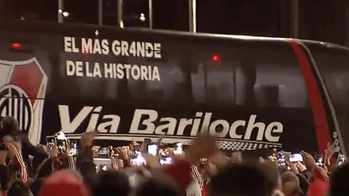 Cientos de hinchas alentaron a los jugadores del Millonario cuando el micro arribó a la cancha.