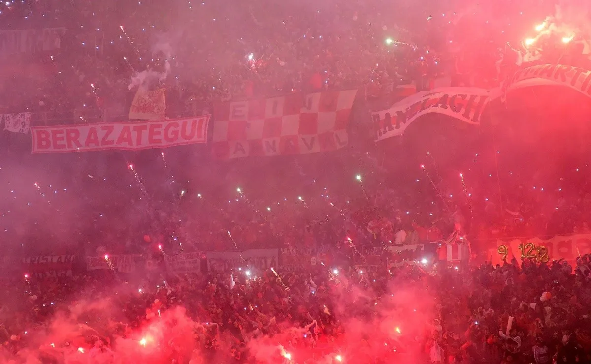 Muchas bengalas le pusieron color a las tribunas.