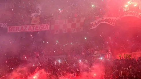 Muchas bengalas le pusieron color a las tribunas.