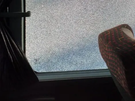 Así quedó el micro de River después de los piedrazos