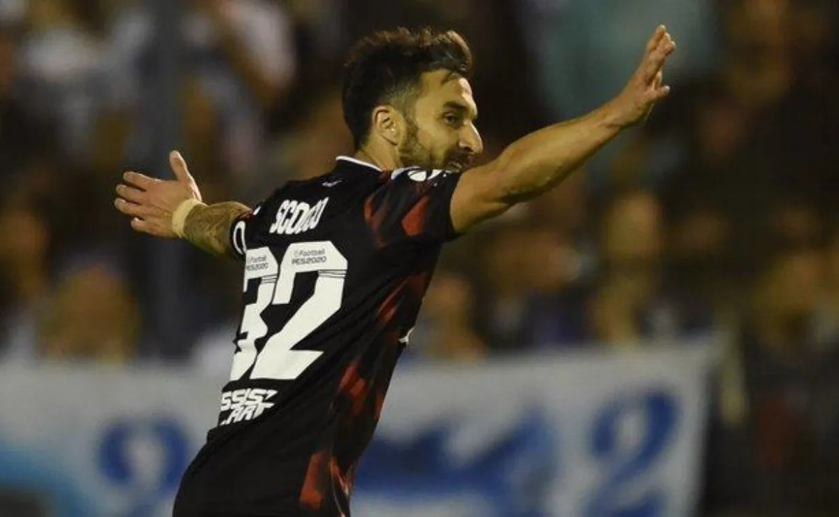 Nacho Scocco volvió al gol y aseguró el triunfo en La Plata.