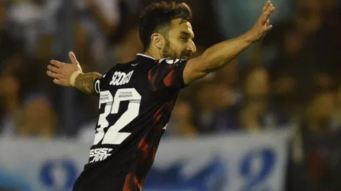 Nacho Scocco volvió al gol y aseguró el triunfo en La Plata.