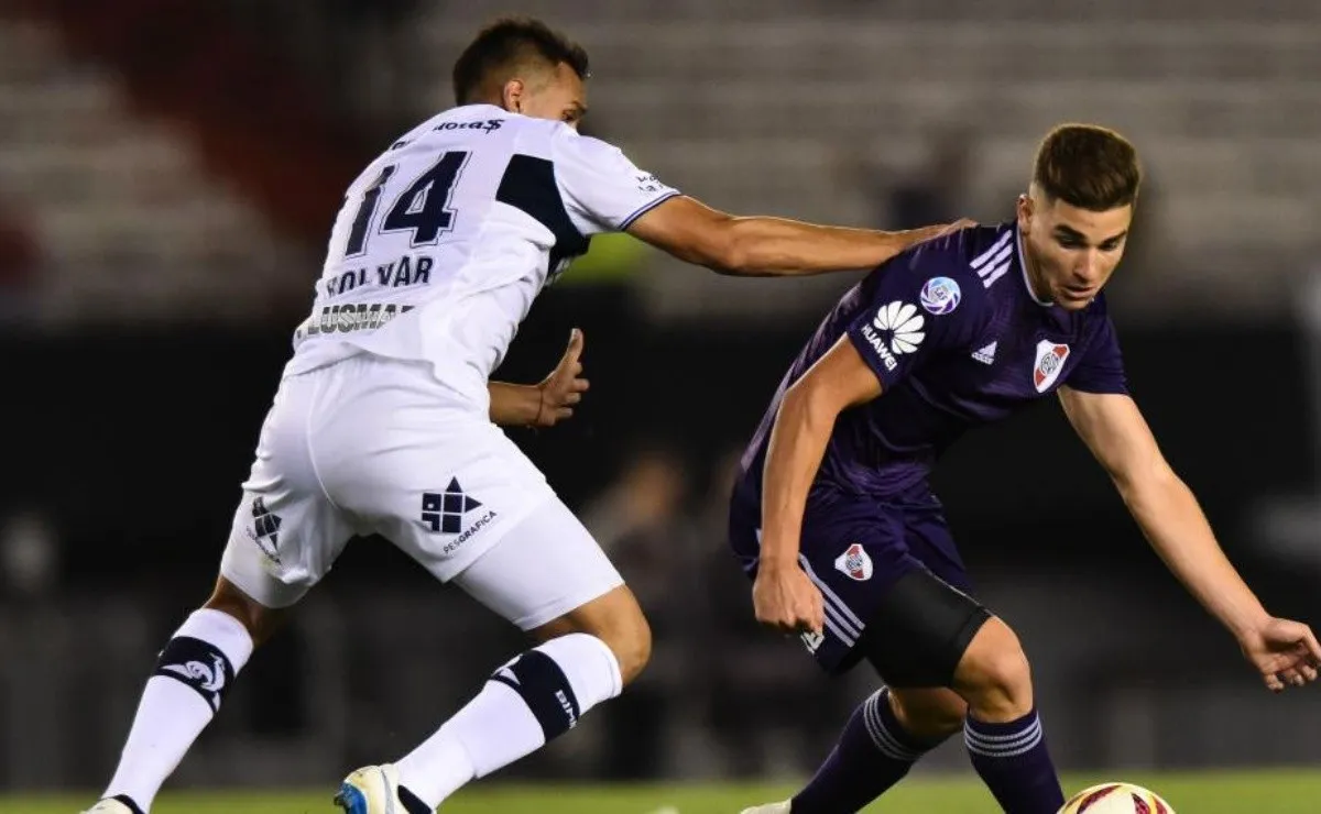Julián Álvarez estará desde el arranque en La Plata.