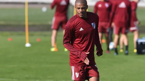 El uruguayo arrastra una distensión en el psoas derecho, y será aguardado hasta último momento