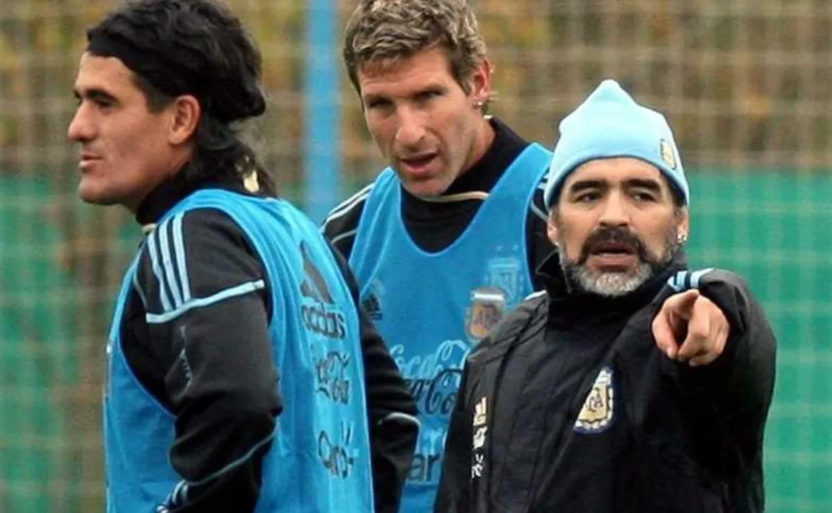 Ortega siendo dirigido por Maradona en 2010 con la Selección Argentina.