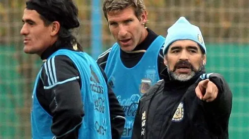 Ortega siendo dirigido por Maradona en 2010 con la Selección Argentina.