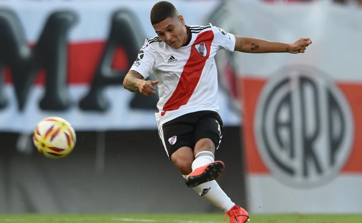 Juanfer compite con Messi y Zsori.