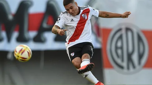 Juanfer compite con Messi y Zsori.