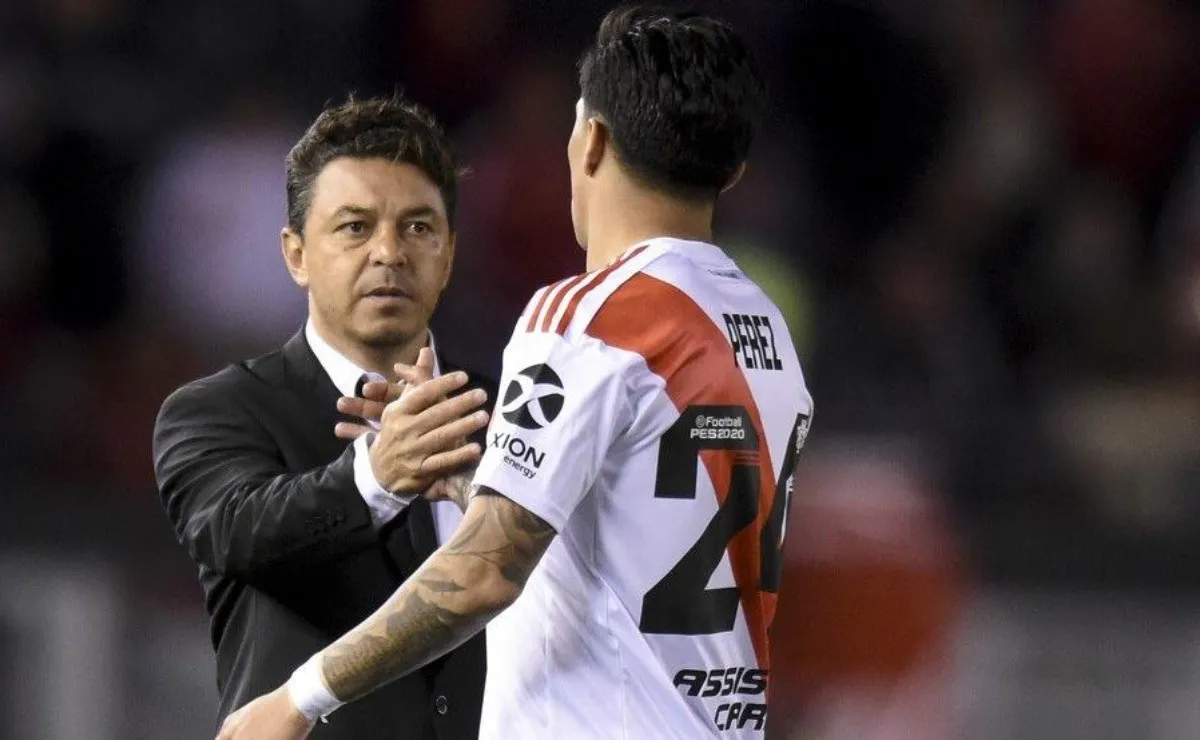 Marcelo Gallardo saluda a Enzo Pérez luego de haberlo reemplazado.