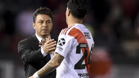 Marcelo Gallardo saluda a Enzo Pérez luego de haberlo reemplazado.