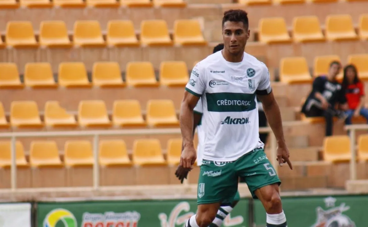 El volante central debutó con el manto sagrado en abril de 2010.