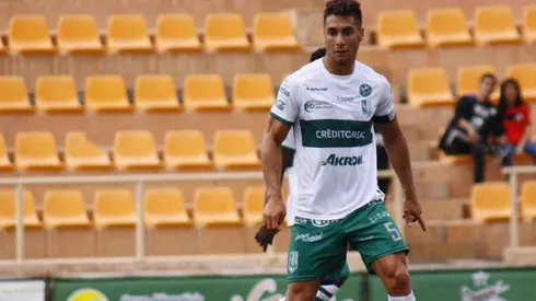 El volante central debutó con el manto sagrado en abril de 2010.