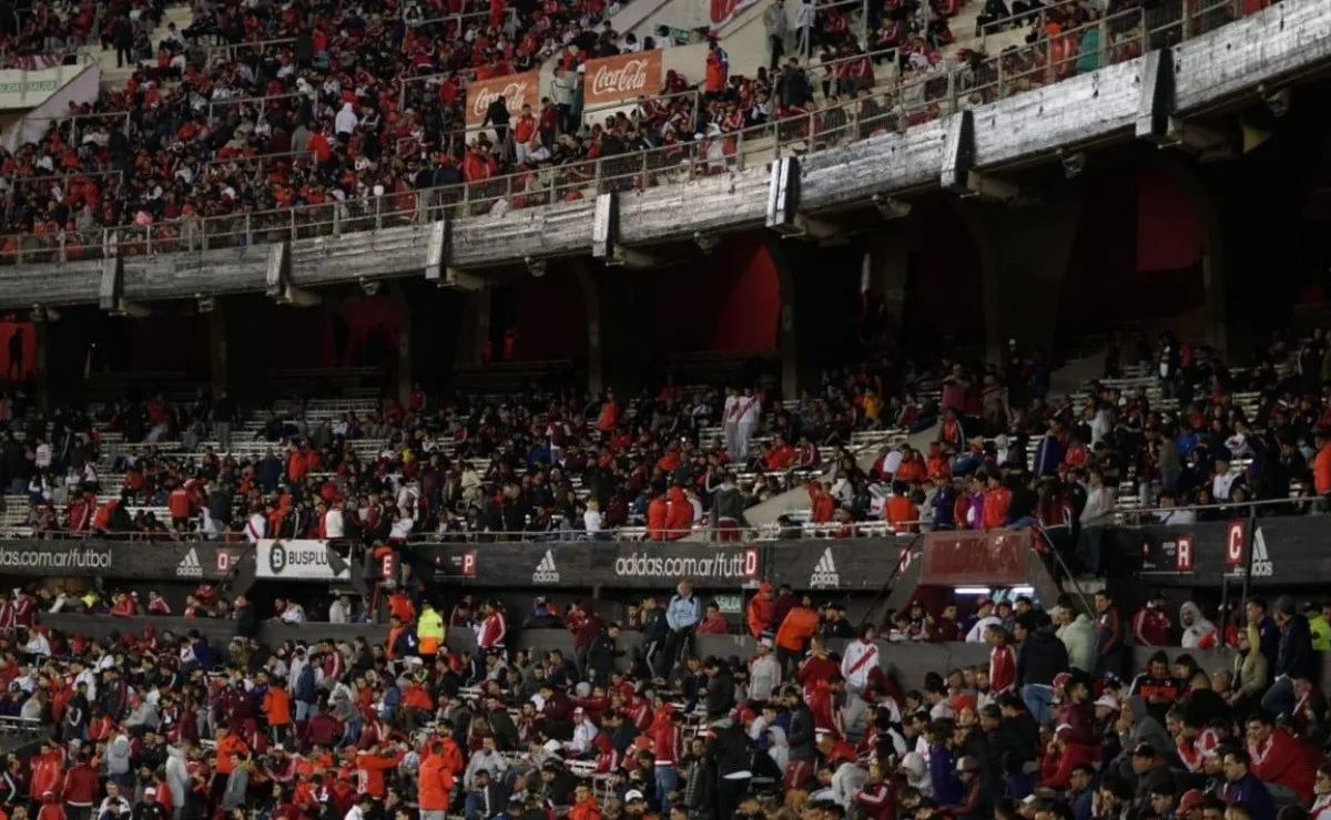 Para el segundo tiempo, el Monumental quedó sin trapos.