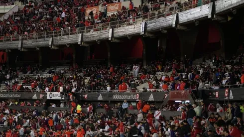 Para el segundo tiempo, el Monumental quedó sin trapos.