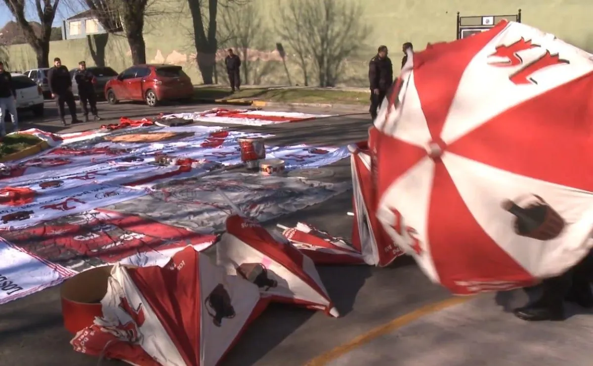 Algunos de los elementos confiscados por la policía.