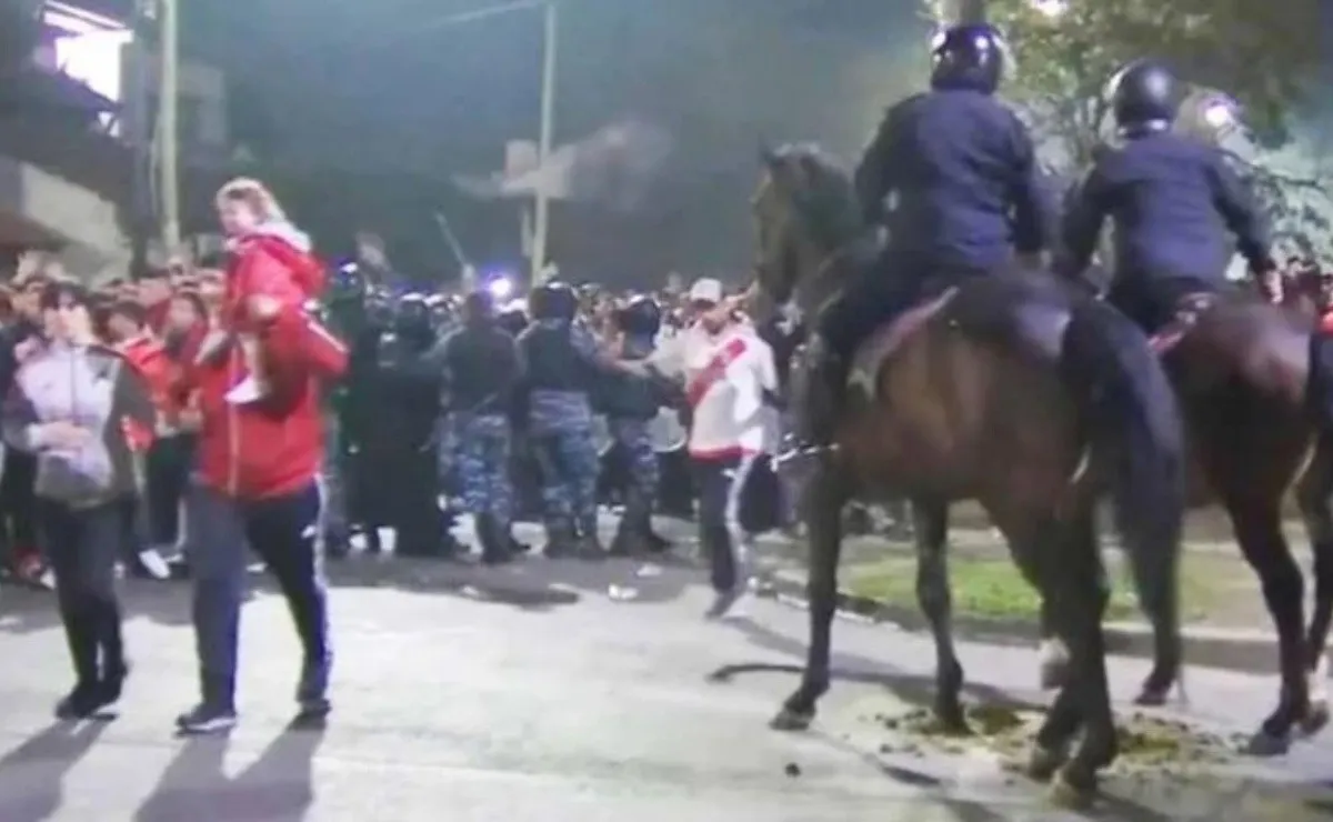 La familia busca la liberación de los hinchas genuinos que fueron detenidos por la Policía