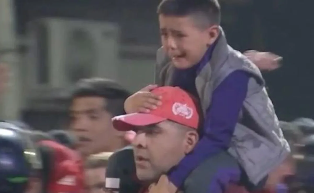 El llanto de un nene que esperaba para entrar con su papá a la cancha.