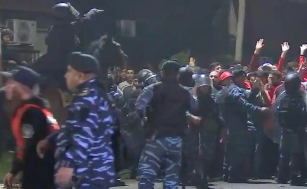 La Policía, en plena agresión, mientras los hinchas piden que paren.