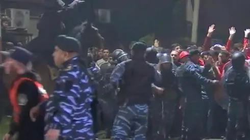 La Policía, en plena agresión, mientras los hinchas piden que paren.