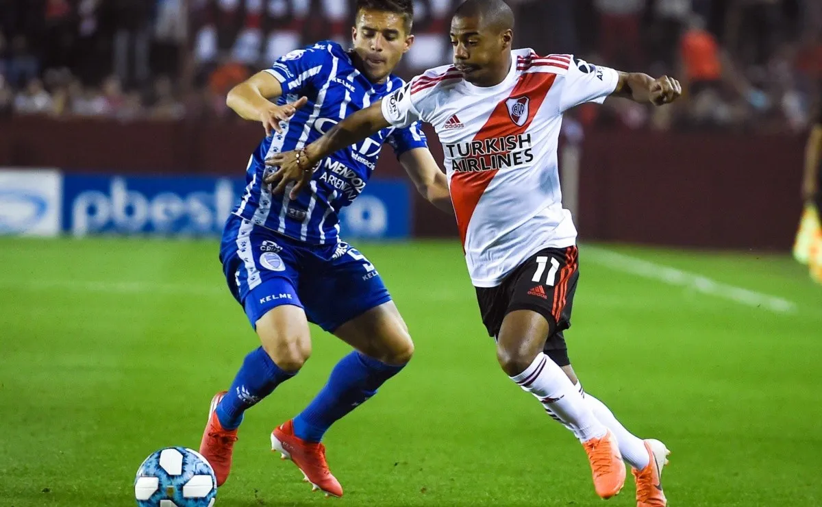 River se enfrenta al Tomba en el estadio Ciudad de Lanús desde las 21:10 horas.