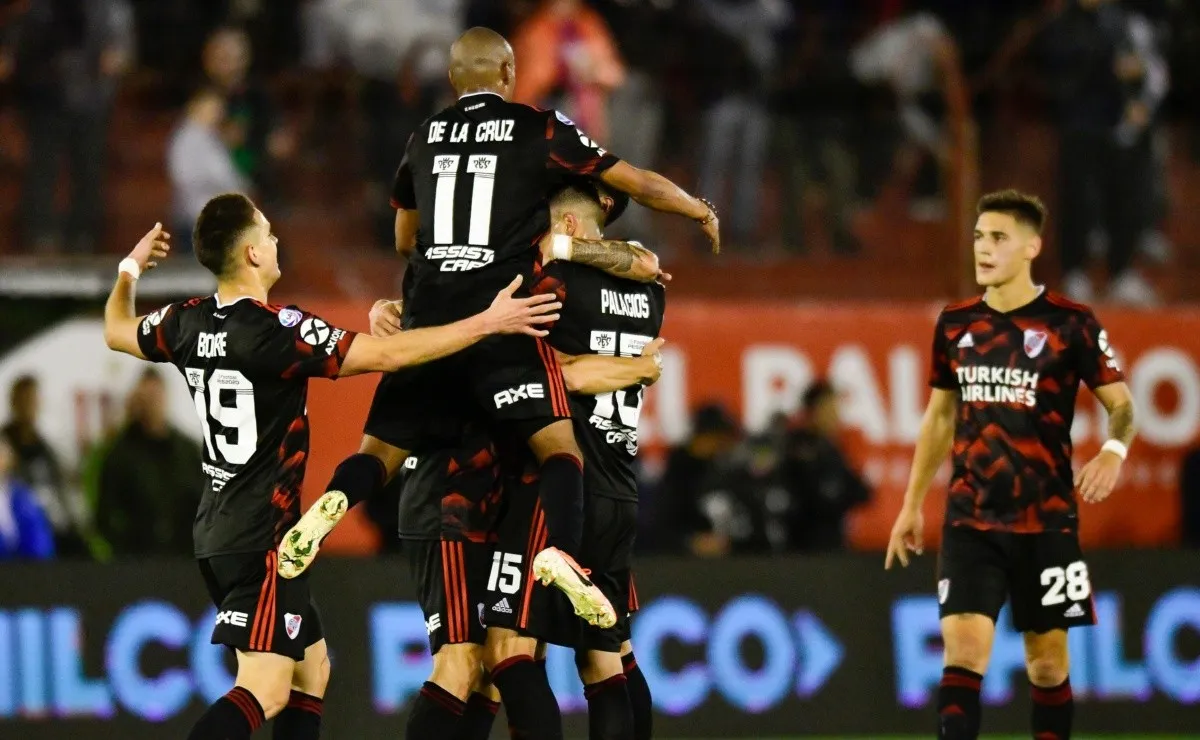El Más Grande goleó 4-0 al Globo en Parque Patricios y se puso a tan sólo dos puntos de San Lorenzo.