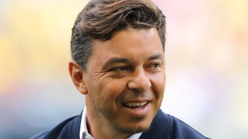 El técnico elogió el asado que estaban preparando en Ezeiza para almorzar después de la conferencia.