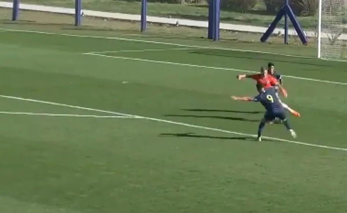 Iván Martínez, arquero del equipo dirigido por Vidal, salió con la pelota dominada.