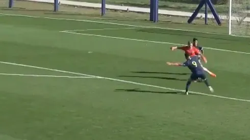 Iván Martínez, arquero del equipo dirigido por Vidal, salió con la pelota dominada.