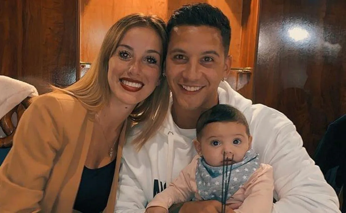 Sebastián Driussi, junto a su esposa y su hija.