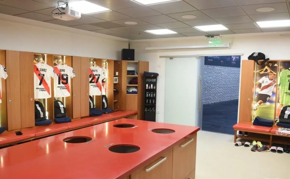 El vestuario local de River en el Monumental.