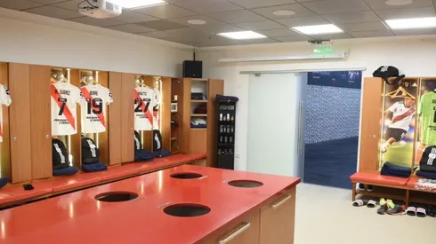 El vestuario local de River en el Monumental.