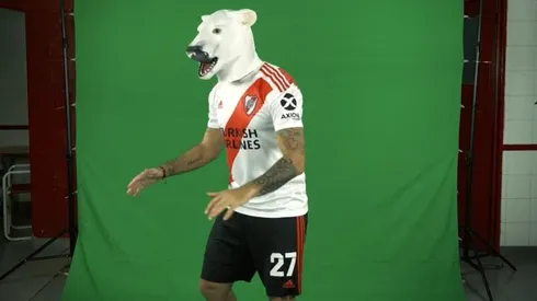 El Oso se puso la máscara, no podía ser de otra manera