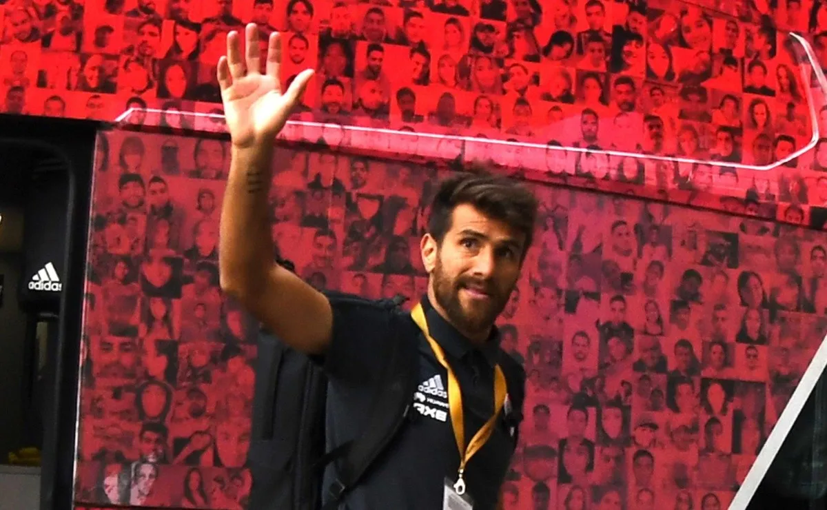 Leo debe regresar a Europa y se perderá la primera semifinal contra Boca.