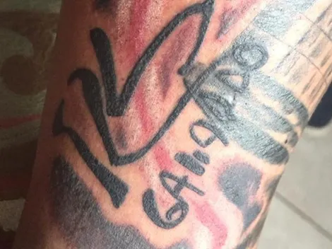 Sueño cumplido: se hizo tatuar la firma de Gallardo