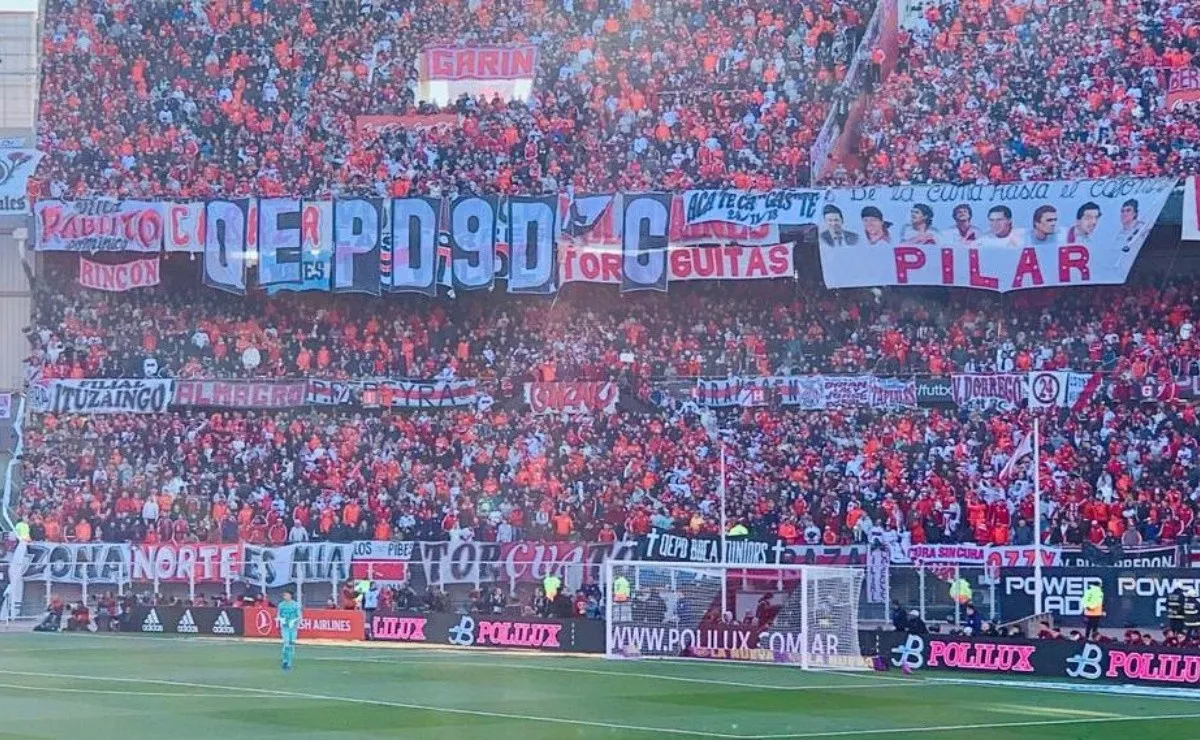 Los hinchas de River soltaron globos negros y exhibieron banderas cargando al eterno rival.