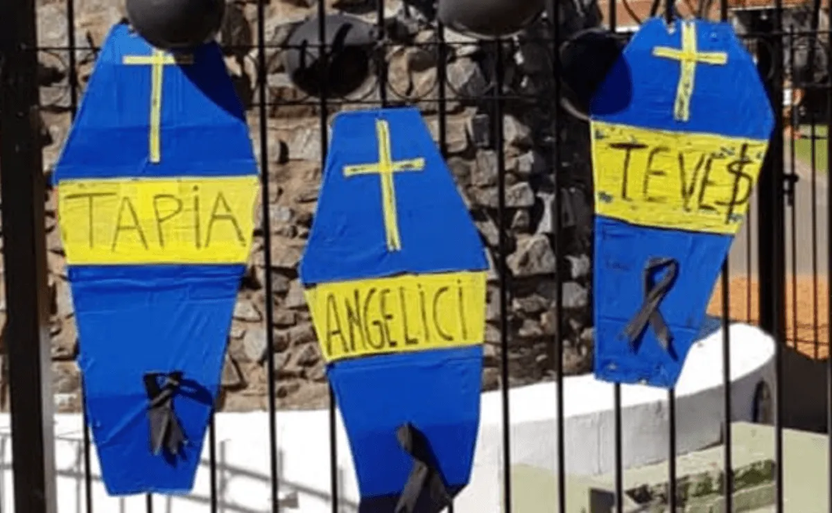 Núñez se tiñó de globos negros, ataúdes azules y amarillos y banderas