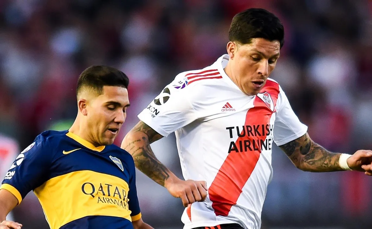 Enzo Pérez disputa una pelota en el Superclásico.
