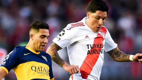 Enzo Pérez disputa una pelota en el Superclásico.