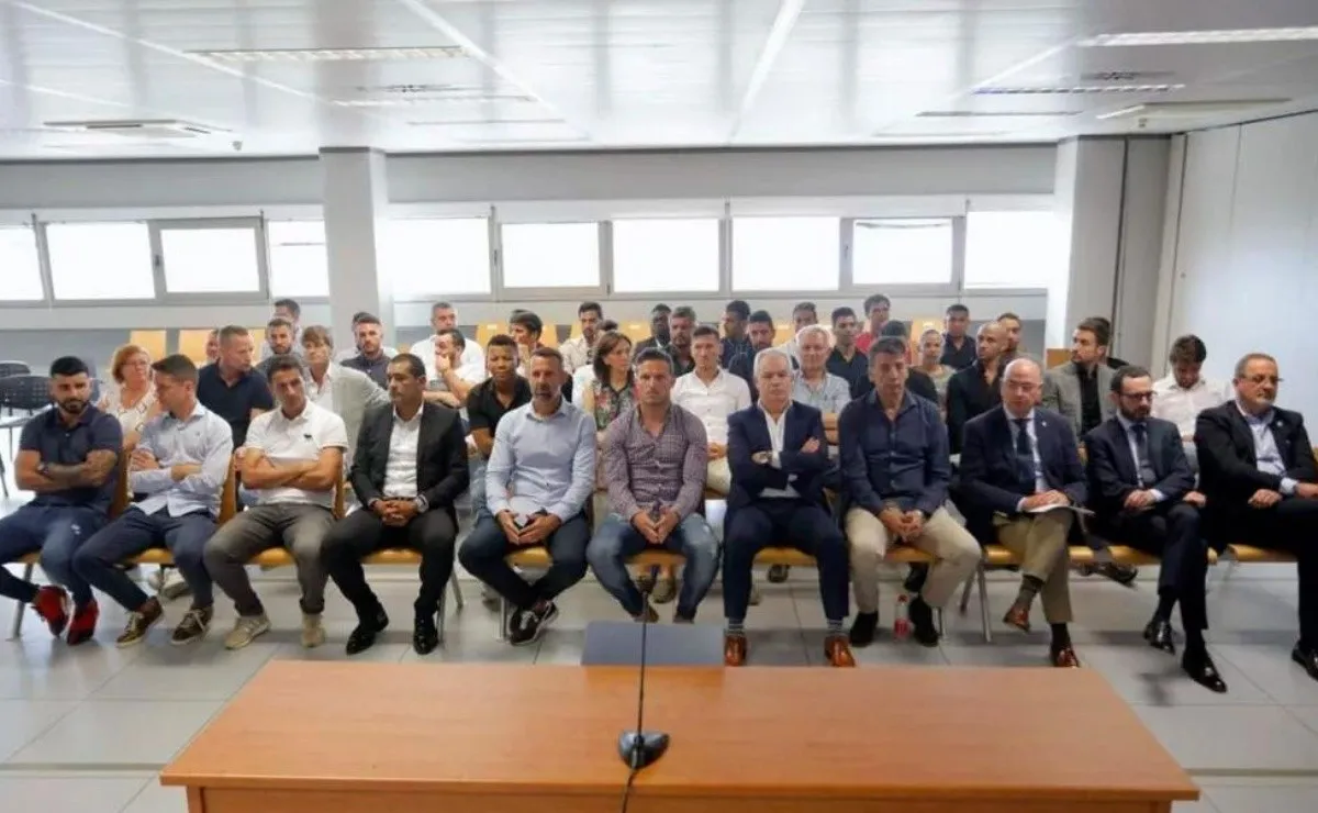 Ponzio, a la derecha, sentado junto a algunos de los acusados.