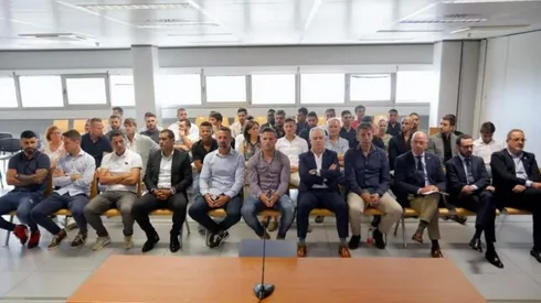 Ponzio, a la derecha, sentado junto a algunos de los acusados.
