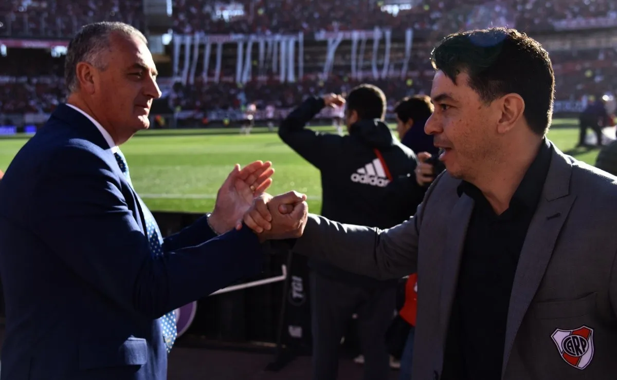 El entrenador del eterno rival explicó las razones por las cuales fue a defenderse al estadio Monumental.