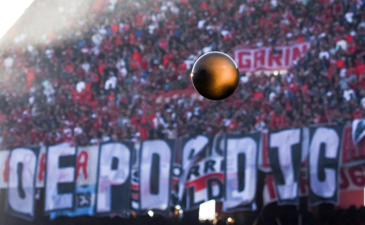 Los hinchas de River se hicieron un festín con el eterno rival en su visita al estadio Monumental.