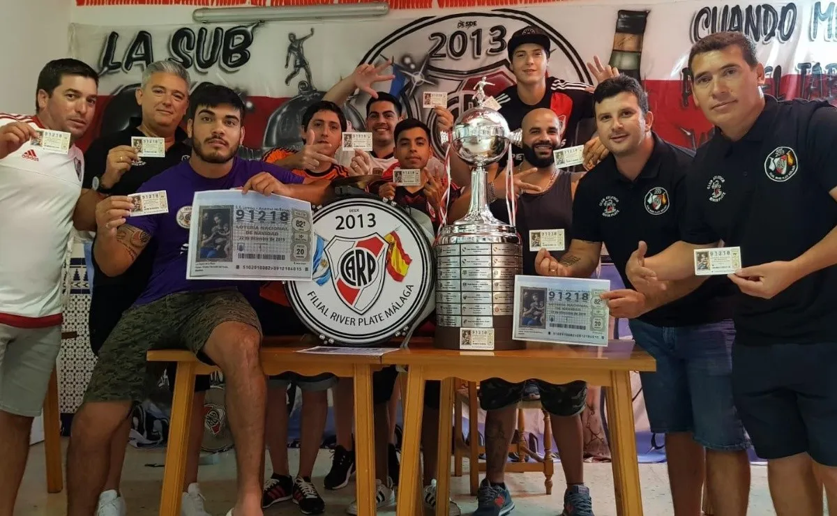 Todos los integrantes de la filial posando con sus billetes que tienen el mismo número