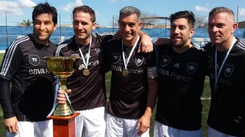 Faltando una fecha, los veteranos de River se consagraron y dieron la vuelta olímpica