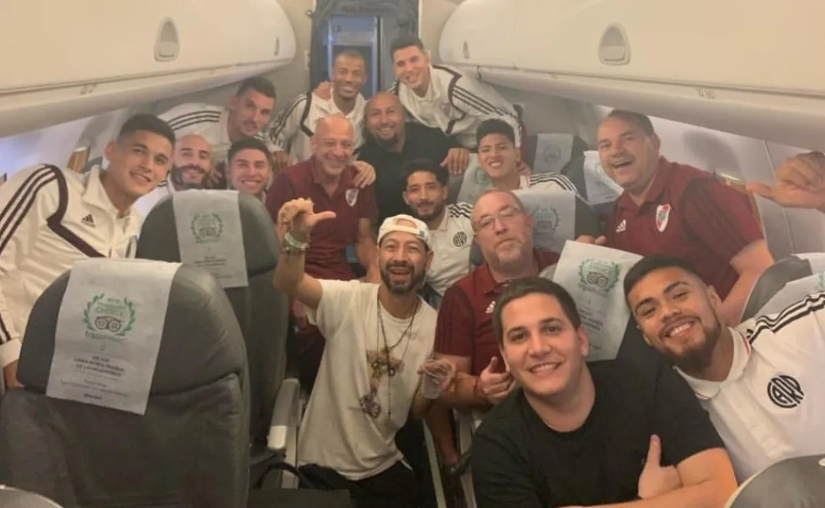 El plantel, a pura sonrisa en el avión