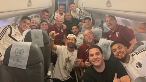 El plantel, a pura sonrisa en el avión