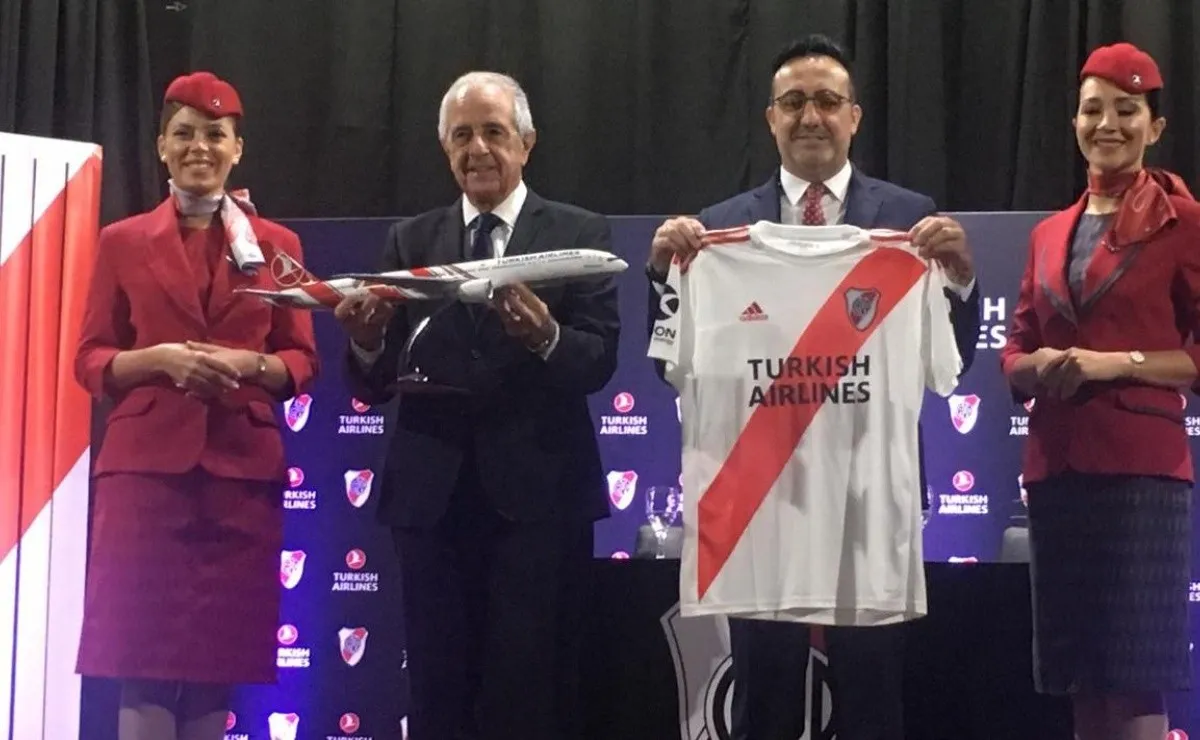 El presidente Rodolfo D'Onofrio, junto a su par de la compañía aérea Turkish en el Monumental